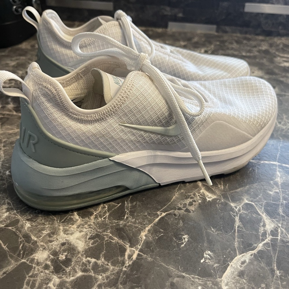 Nike‎ Air Max Motion 2 Women's 6.5  White Ocean Cube With Box